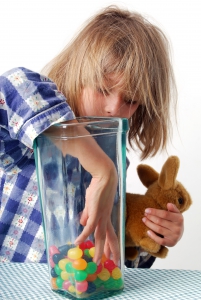 L'enfant et le vase de bonbons